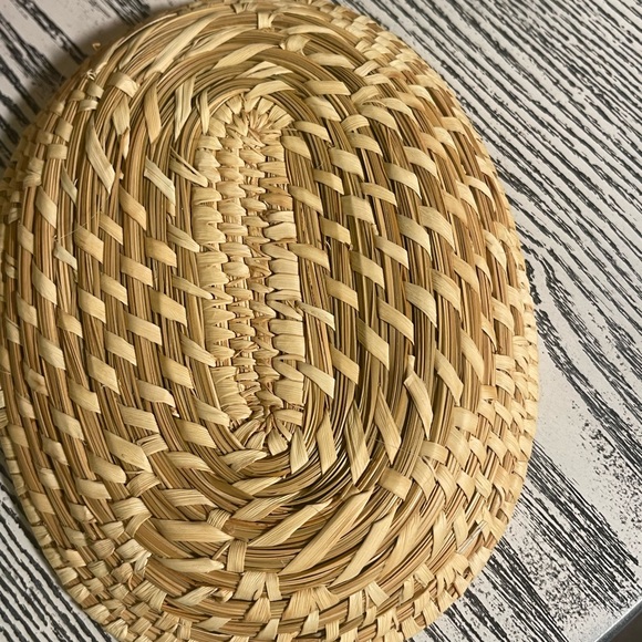 Hand woven Native American basket - Picture 3 of 6